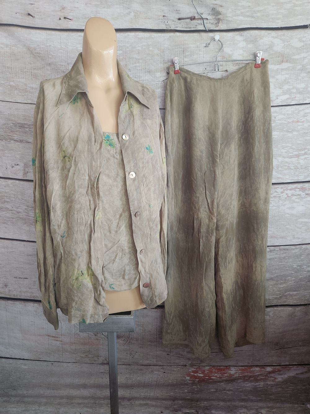 Women's Taupe Three-Piece Pantsuit Set with Subtle Floral Accents